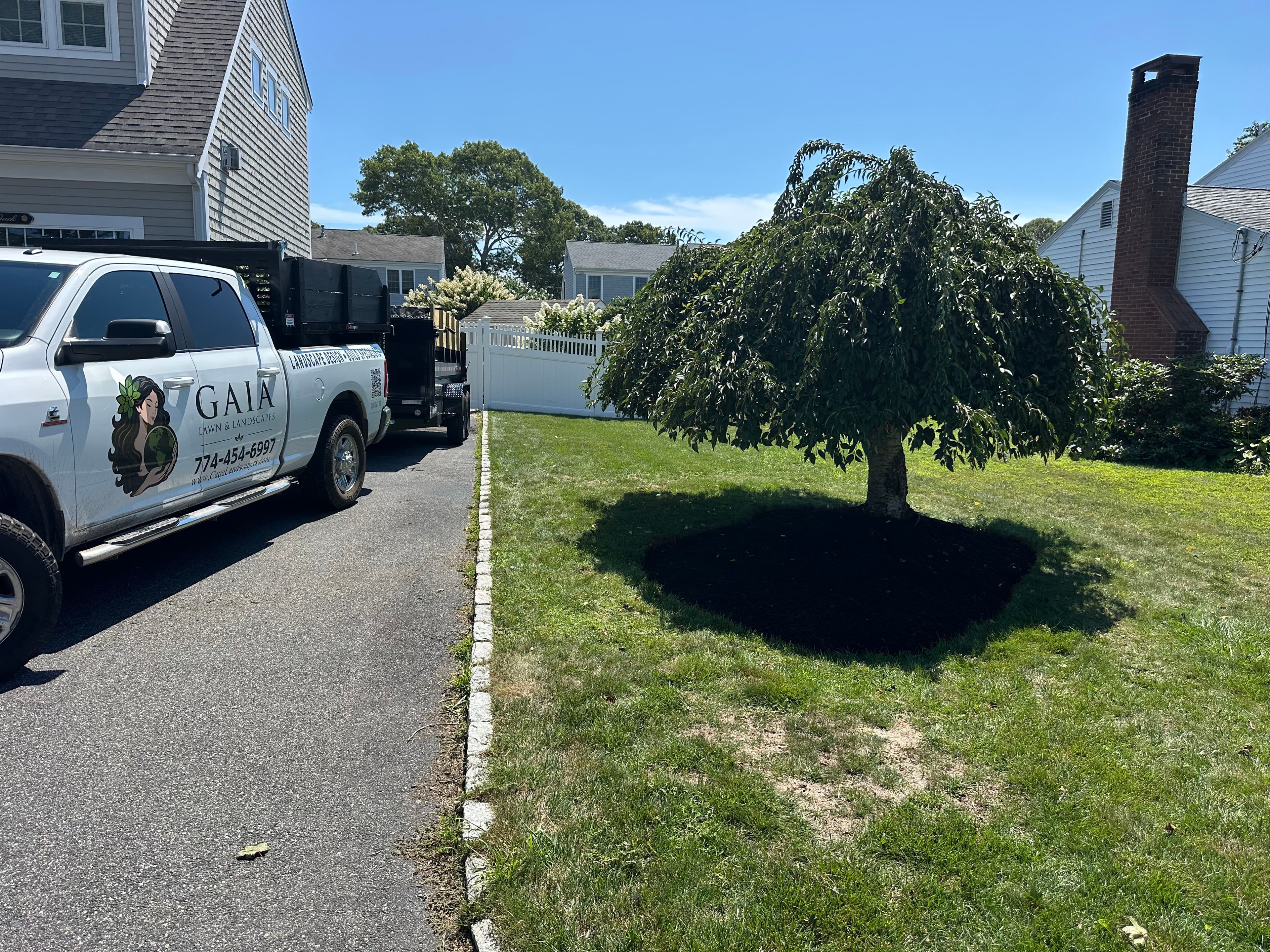 Project Fresh Mulch and Bed Cleanup That Sharpens a Front Yard image